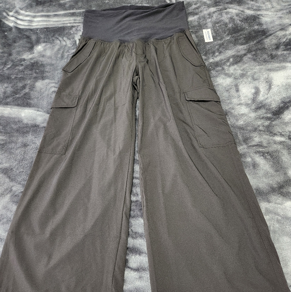 Old Navy Maternity Cargo Pants New With Tags!!